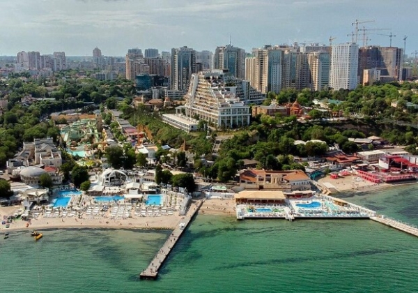 Пляжные клубы, аттракционы и аквапарк: чем заняться в одесской Аркадии