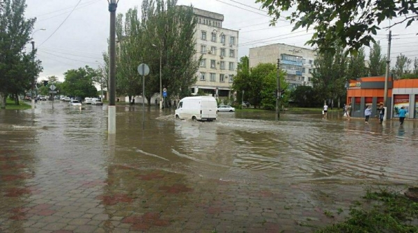 Наводнение в Ялте: улицы города превратились в бурлящие потоки воды, сообщают о как минимум одном погибшем