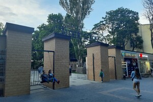 Лаундж-зона вместо бесплатной выставки: Летний театр Одессы перестроили в концертную площадку