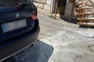 Прямо на крышу авто: со старинного дома в центре Одессы упал кусок карниза