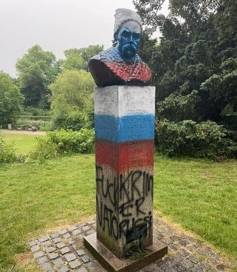 В Дании памятник Шевченко раскрасили в цвета российского флага