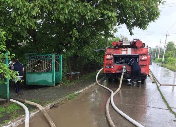 Спасатели откачали 400 кубометров воды со дворов на севере Одесской области