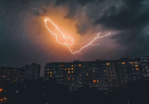 Невероятное зрелище: смотри, как выглядели раскаты молний над Одессой
