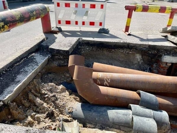 Коммунальщики вырыли яму посреди перекрёстка на Молдаванке
