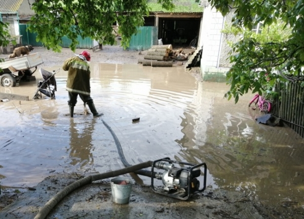 Спасатели откачали 400 кубометров воды со дворов на севере Одесской области