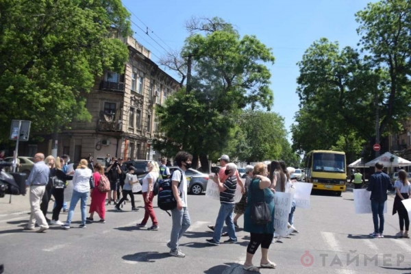 В Одессе перекрыли дорогу в знак протеста против сноса старинных зданий 