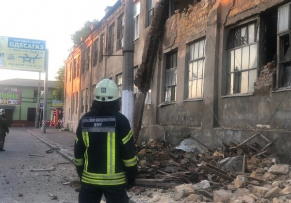 На Молдаванке обрушилась стена завода: обломки засыпали тротуар