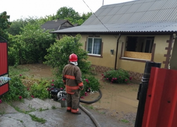 Спасатели откачали 400 кубометров воды со дворов на севере Одесской области