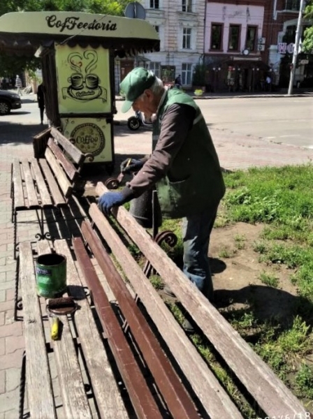 В Одессе продолжают сажать летние цветы и косить траву 