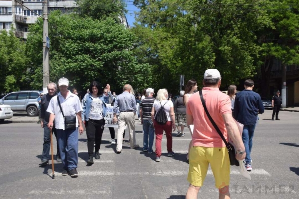 В Одессе перекрыли дорогу в знак протеста против сноса старинных зданий 