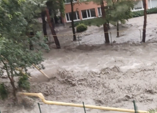Наводнение в Ялте: улицы города превратились в бурлящие потоки воды, сообщают о как минимум одном погибшем