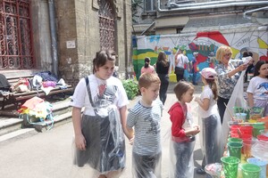 Рисовали все желающие: в одесском дворике появился новый мурал 