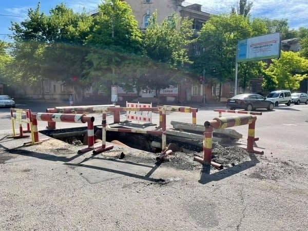 Коммунальщики вырыли яму посреди перекрёстка на Молдаванке
