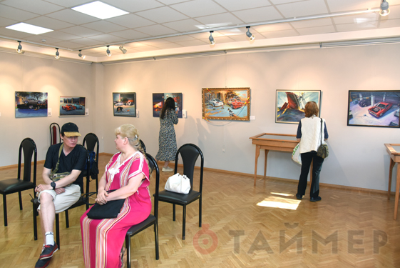 Одесситам показали картины с машинами и тиграми в Доме с ангелом 