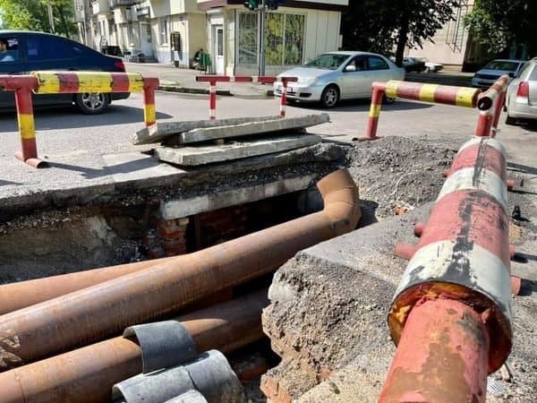 Коммунальщики вырыли яму посреди перекрёстка на Молдаванке