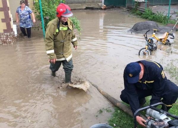 Спасатели откачали 400 кубометров воды со дворов на севере Одесской области