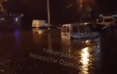 Улицы Одессы ушли под воду после грозы