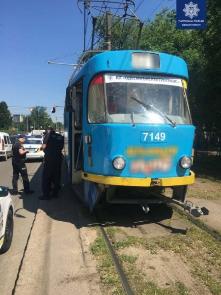 Перебегала дорогу в неустановленном месте: женщина попала под трамвай на Фонтане 