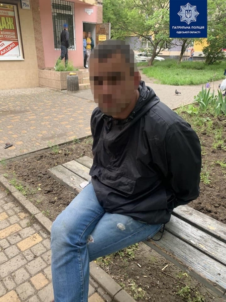 Пьяный мужчина пугал одесситов пистолетом и попался в руки полиции 