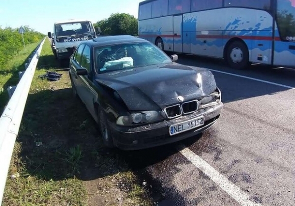 Нашли через Instagram: в Одесской области водитель на BMW врезался в машину и сбежал (обновлено)