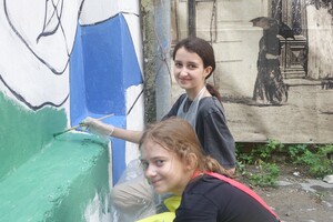 Рисовали все желающие: в одесском дворике появился новый мурал 