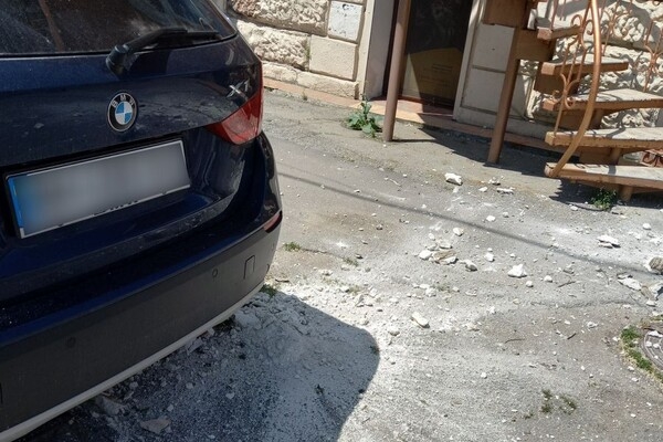 Прямо на крышу авто: со старинного дома в центре Одессы упал кусок карниза