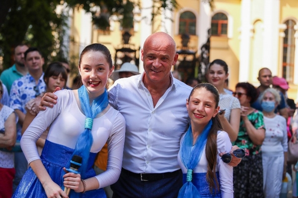 Труханов открыл главный сквер Молдаванки после большого ремонта 