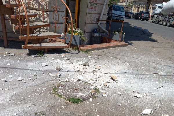 Прямо на крышу авто: со старинного дома в центре Одессы упал кусок карниза