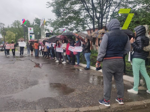 Жители Нерубайского провели митинг в поддержку учительницы, обвиняемой в педофилии