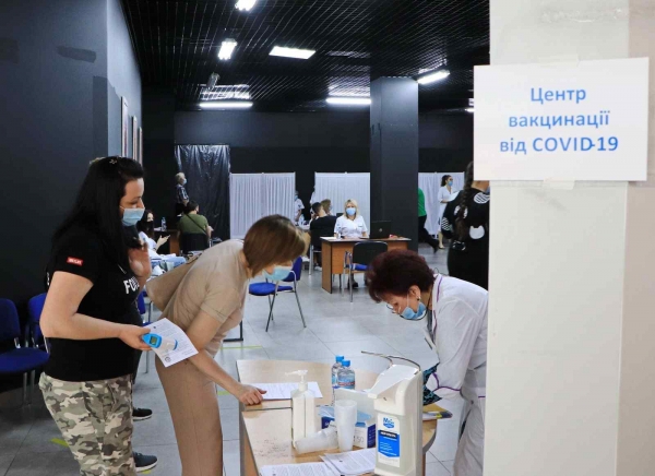 В центрах вакцинации за день прививку от COVID-19 получили почти 1700 человек