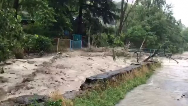 Наводнение в Ялте: улицы города превратились в бурлящие потоки воды, сообщают о как минимум одном погибшем