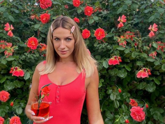 «Наречена» Нікітюк сховала під весільним платтям гарячого хлопця: хто цей везунчик