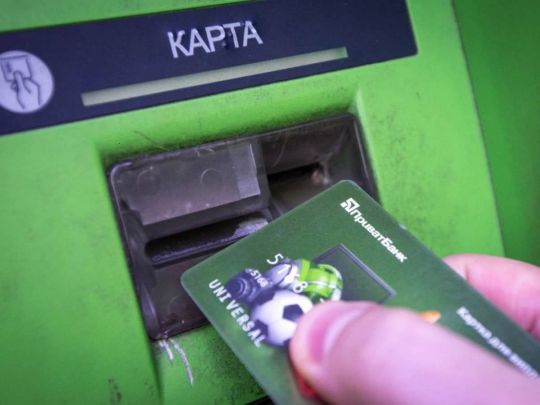 У клієнтів «ПриватБанку» повторно списали гроші з карток: що кажуть у банку