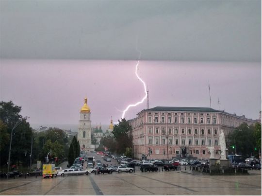 Уже в найближчі години: в Києві і області посиляться небезпечні метеорологічні явища