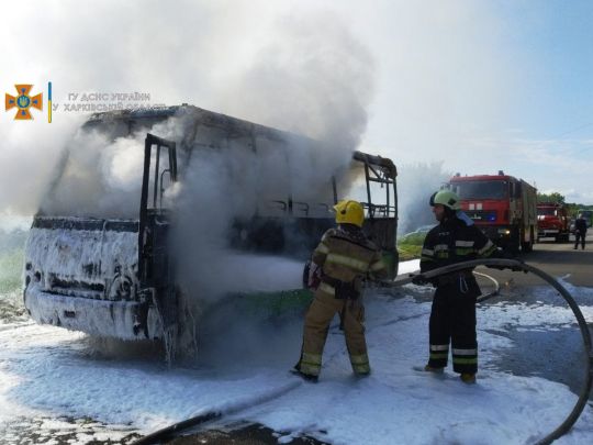 Водієві довелося стрибати з кабіни: у Харкові на ходу загорілася маршрутка з пасажирами