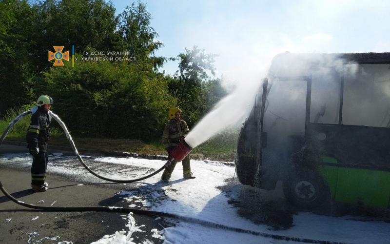 Водієві довелося стрибати з кабіни: у Харкові на ходу загорілася маршрутка з пасажирами