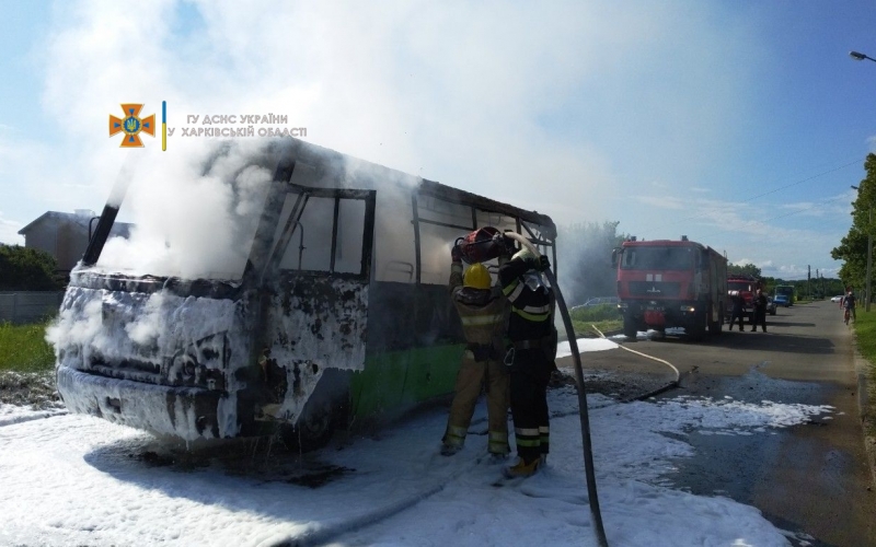 Водієві довелося стрибати з кабіни: у Харкові на ходу загорілася маршрутка з пасажирами