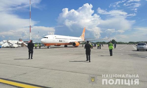 «Замінування» літака в «Борисполі»: поліція встановлює особу зловмисника