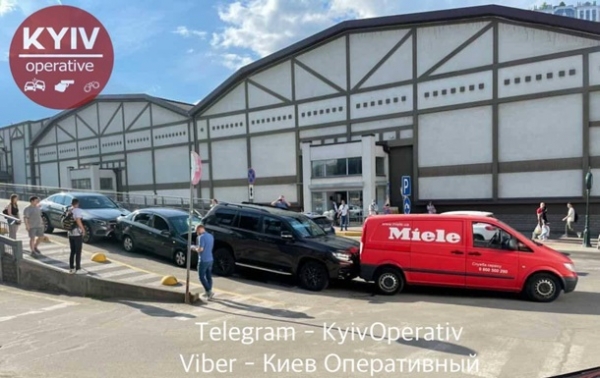 ДТП на парковке: в Киеве столкнулись четыре авто