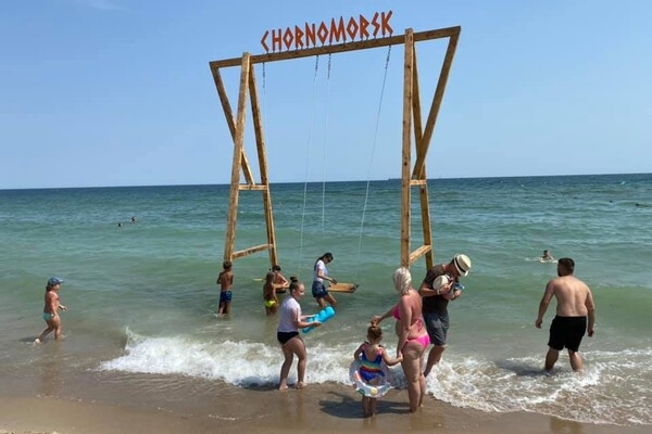 Езжай фотографироваться: под Одессой появились качели в море 