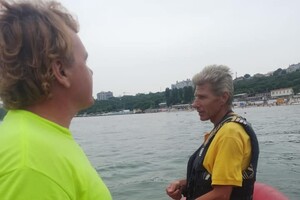Доплавались: возле пляжа "Ланжерон" в Одессе перевернулась частная яхта
