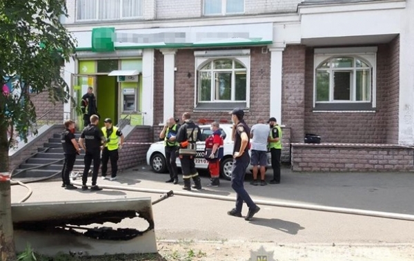 В Киеве женщина с пистолетом ограбила банк