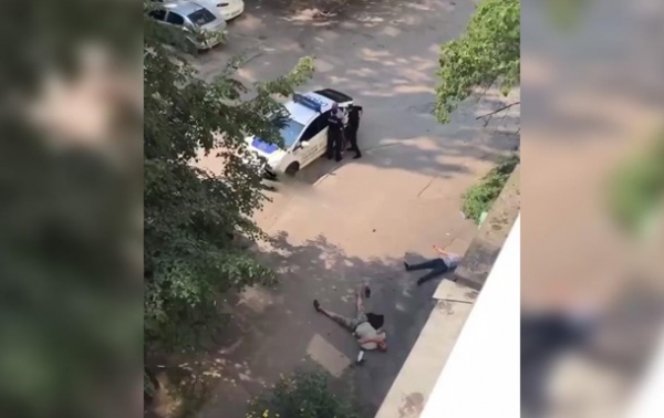 В Днепре мужчина с камнем напал на людей 
