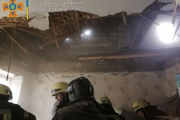 В жилой квартире на Молдаванке рухнул потолок: есть погибшие