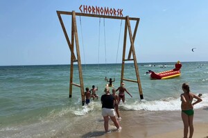 Езжай фотографироваться: под Одессой появились качели в море 