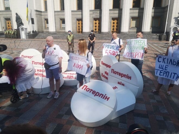
                                                                        Тяжелобольные пациенты принесли депутатам "Потерпин" и требуют легализовать каннабис
                                                                                                                                                                                                                    