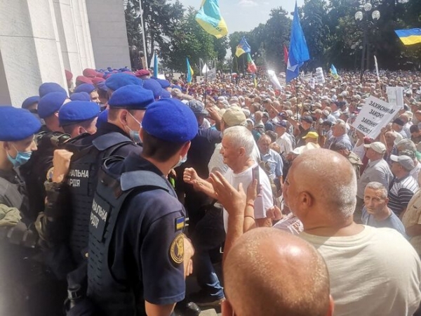 
                                                                        "Чтоб ты жил на такую пенсию": Тысячи экс-силовиков прорвались к Раде, требуя повышения выплат
                                                                                                                                                                                                                    