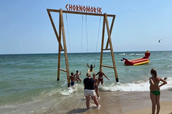 Езжай фотографироваться: под Одессой появились качели в море 