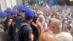 
                                                                        "Чтоб ты жил на такую пенсию": Тысячи экс-силовиков прорвались к Раде, требуя повышения выплат
                                                                                                                                                                                                                    