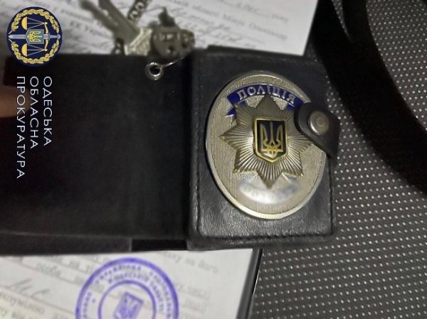 Развозили девушек по клиентам: одесским полицейским грозит до 10 лет за сутенёрство